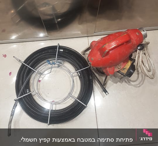 כלי עבודה של אינסטלטור, כולל קפיץ ניקוי וצינור